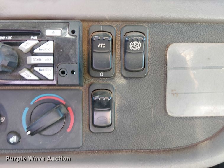 image for item DJ7935 2014 Peterbilt 365 semi truck