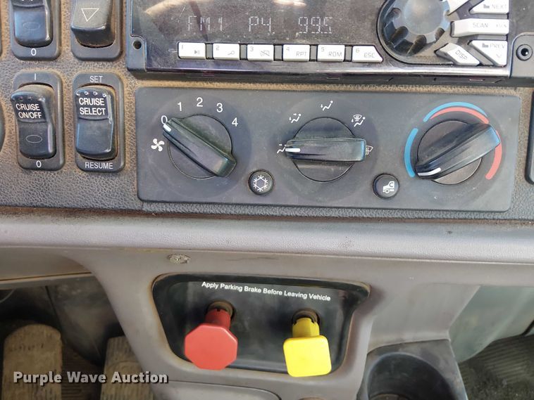 image for item DJ7935 2014 Peterbilt 365 semi truck