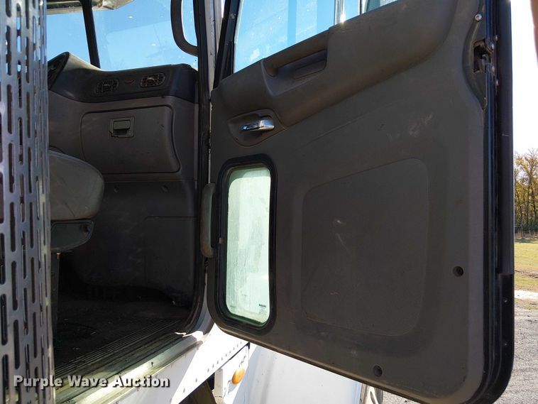 image for item DJ7935 2014 Peterbilt 365 semi truck