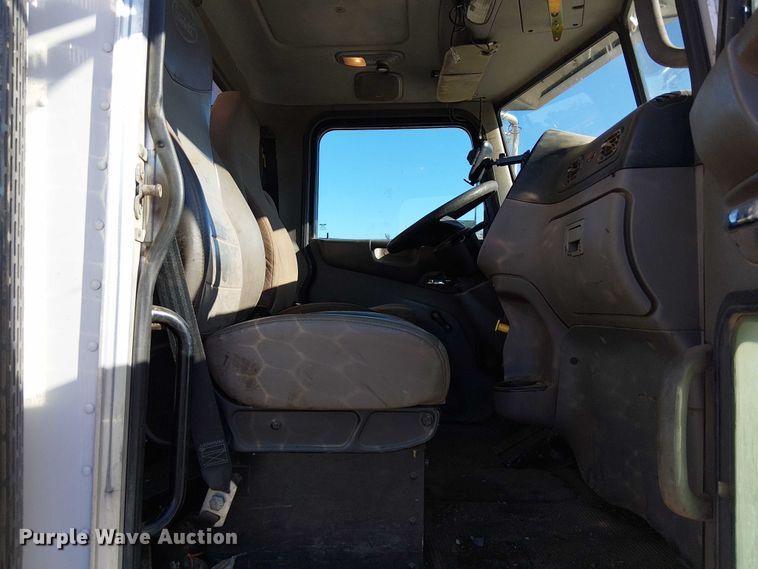 image for item DJ7935 2014 Peterbilt 365 semi truck