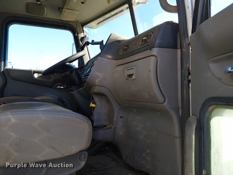 image for item DJ7935 2014 Peterbilt 365 semi truck