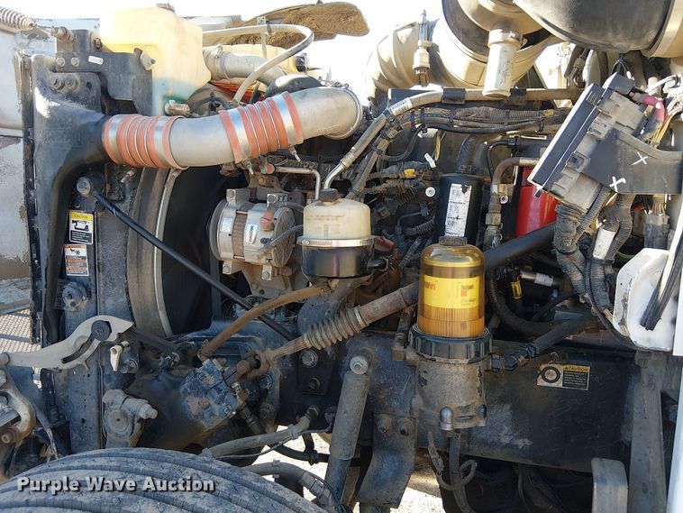 image for item DJ7935 2014 Peterbilt 365 semi truck