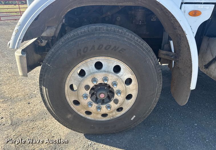 image for item DJ7935 2014 Peterbilt 365 semi truck