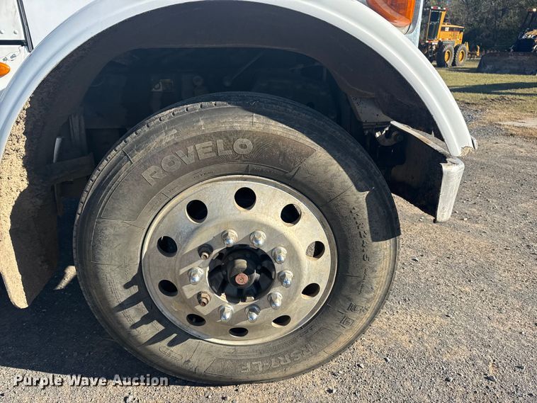 image for item DJ7935 2014 Peterbilt 365 semi truck