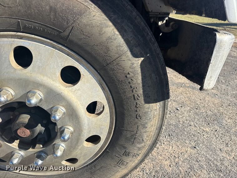 image for item DJ7935 2014 Peterbilt 365 semi truck