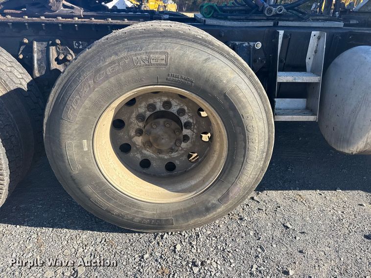 image for item DJ7935 2014 Peterbilt 365 semi truck