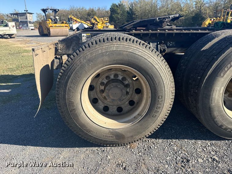 image for item DJ7935 2014 Peterbilt 365 semi truck