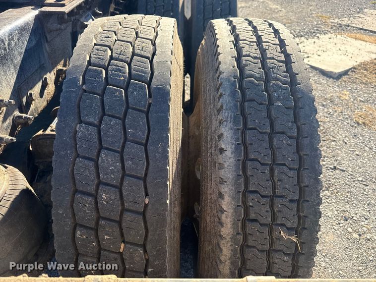 image for item DJ7935 2014 Peterbilt 365 semi truck