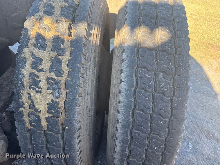 image for item DJ7935 2014 Peterbilt 365 semi truck