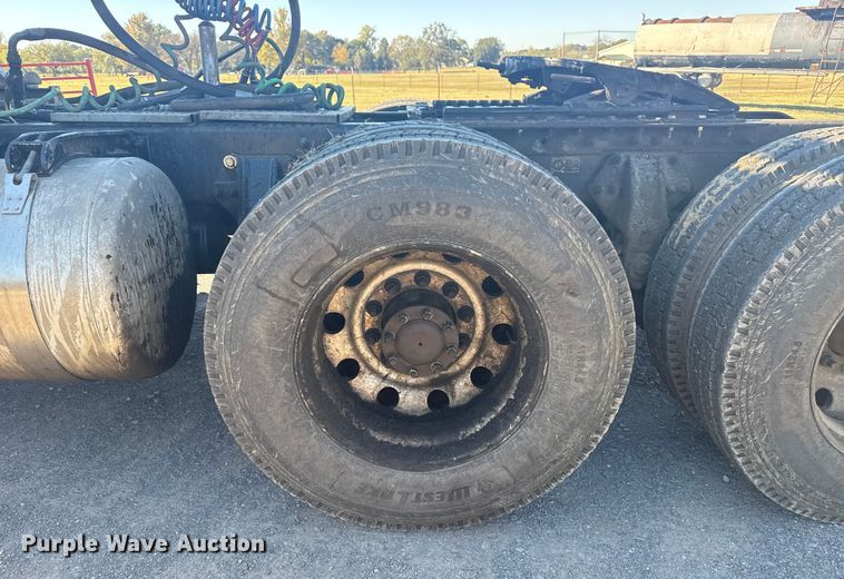 image for item DJ7935 2014 Peterbilt 365 semi truck