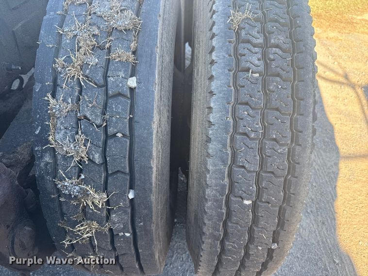 image for item DJ7935 2014 Peterbilt 365 semi truck