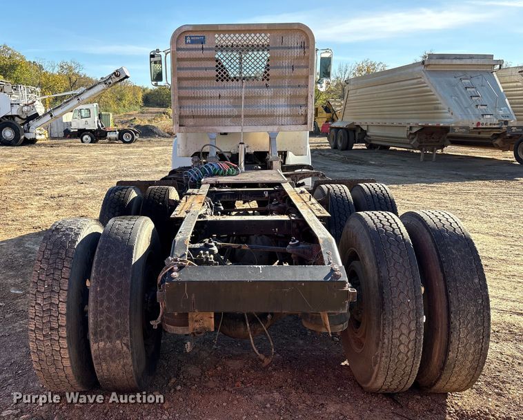 image for item DJ7979 2014 Peterbilt 365 truck cab and chassis