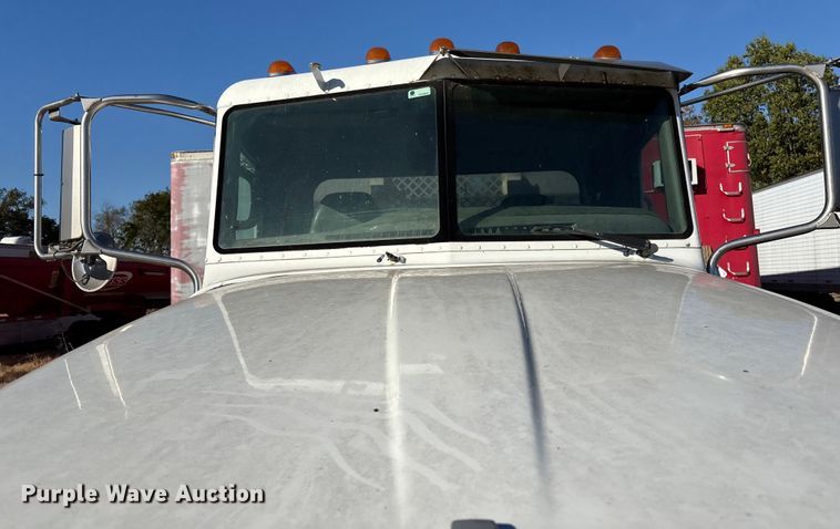 image for item DJ7979 2014 Peterbilt 365 truck cab and chassis