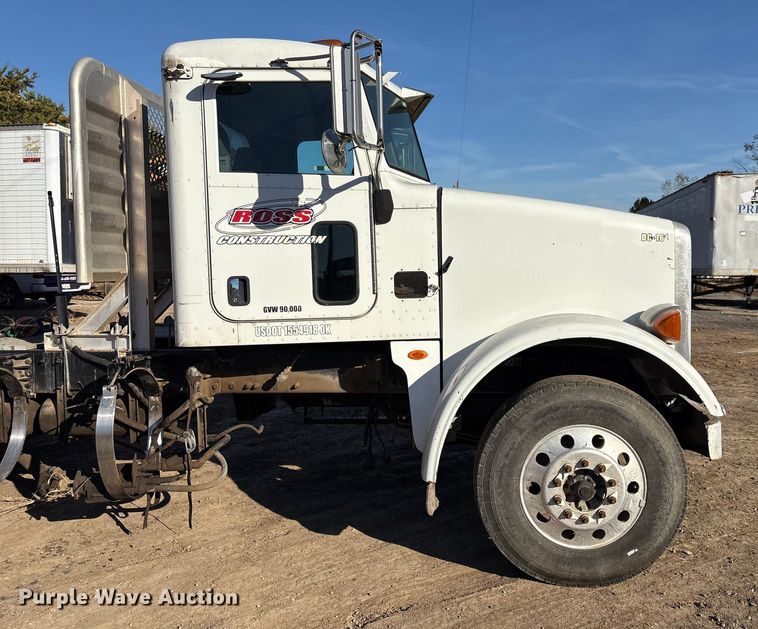 image for item DJ7979 2014 Peterbilt 365 truck cab and chassis