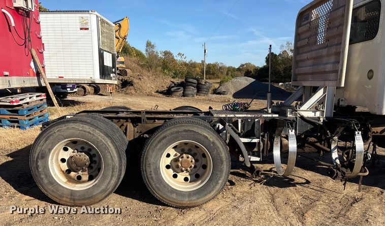 image for item DJ7979 2014 Peterbilt 365 truck cab and chassis