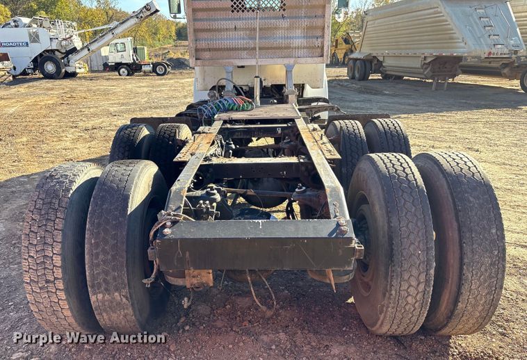 image for item DJ7979 2014 Peterbilt 365 truck cab and chassis