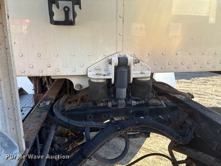 image for item DJ7979 2014 Peterbilt 365 truck cab and chassis