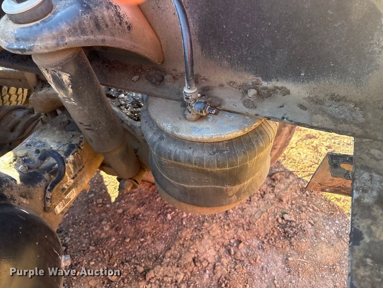 image for item DJ7979 2014 Peterbilt 365 truck cab and chassis