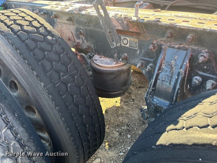 image for item DJ7979 2014 Peterbilt 365 truck cab and chassis