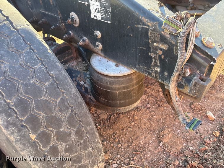 image for item DJ7979 2014 Peterbilt 365 truck cab and chassis