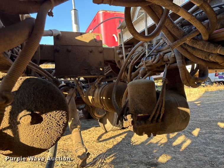 image for item DJ7979 2014 Peterbilt 365 truck cab and chassis