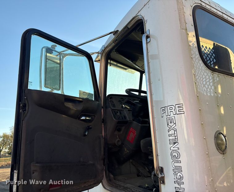 image for item DJ7979 2014 Peterbilt 365 truck cab and chassis