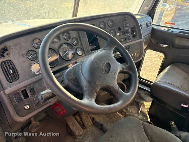 image for item DJ7979 2014 Peterbilt 365 truck cab and chassis