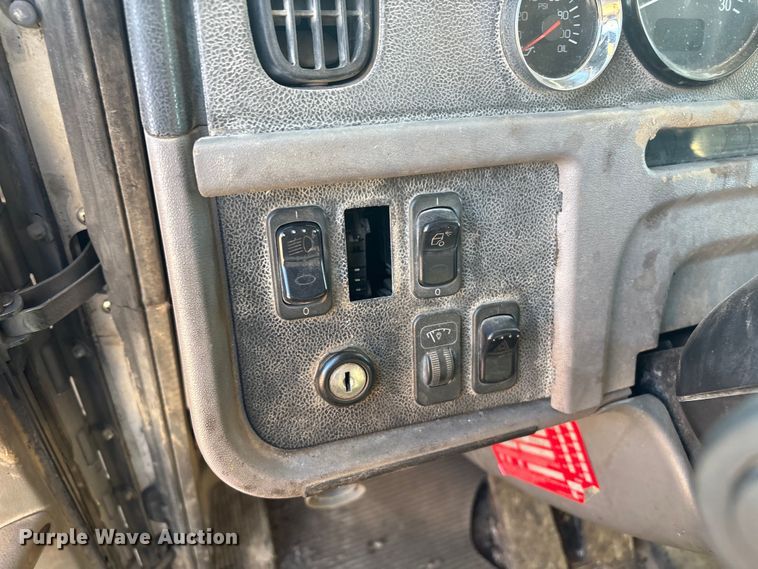 image for item DJ7979 2014 Peterbilt 365 truck cab and chassis