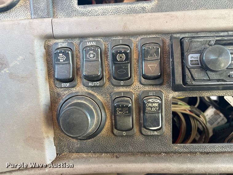 image for item DJ7979 2014 Peterbilt 365 truck cab and chassis