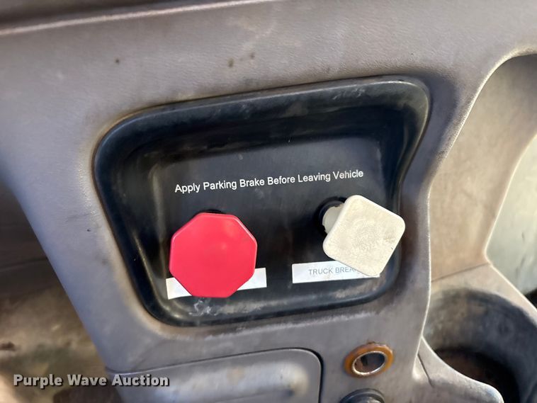 image for item DJ7979 2014 Peterbilt 365 truck cab and chassis