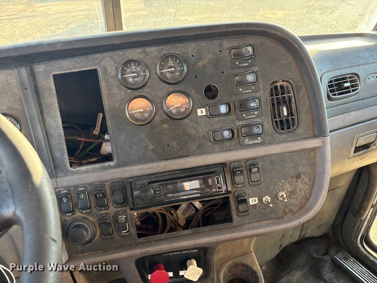 image for item DJ7979 2014 Peterbilt 365 truck cab and chassis