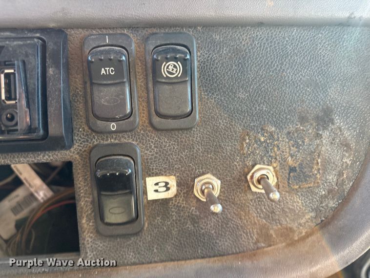 image for item DJ7979 2014 Peterbilt 365 truck cab and chassis