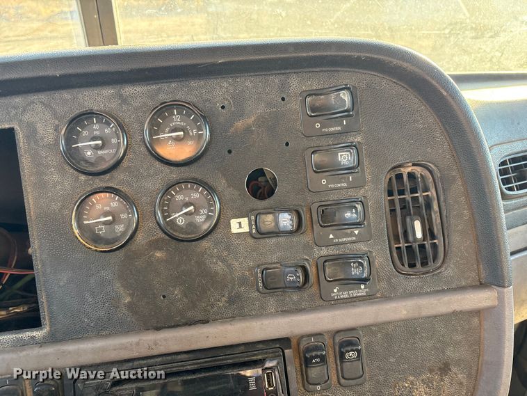 image for item DJ7979 2014 Peterbilt 365 truck cab and chassis