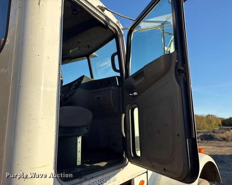 image for item DJ7979 2014 Peterbilt 365 truck cab and chassis