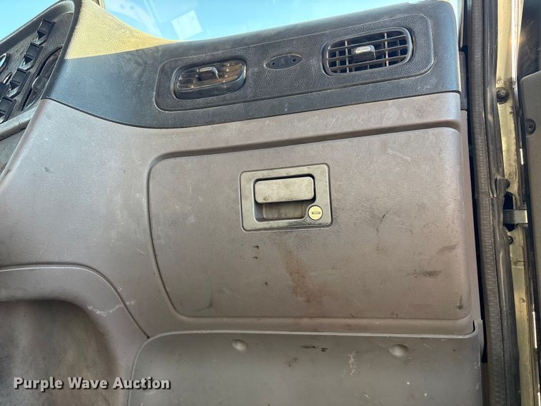 image for item DJ7979 2014 Peterbilt 365 truck cab and chassis