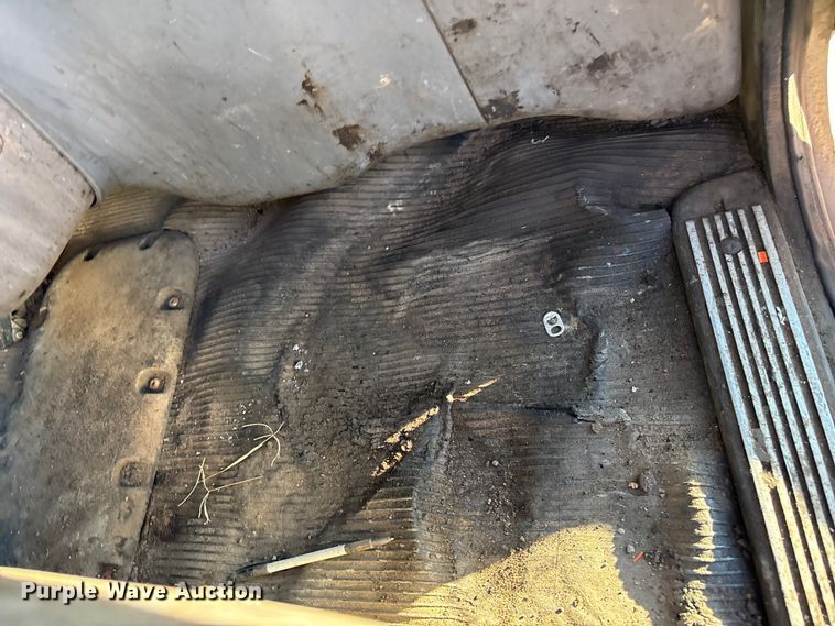 image for item DJ7979 2014 Peterbilt 365 truck cab and chassis