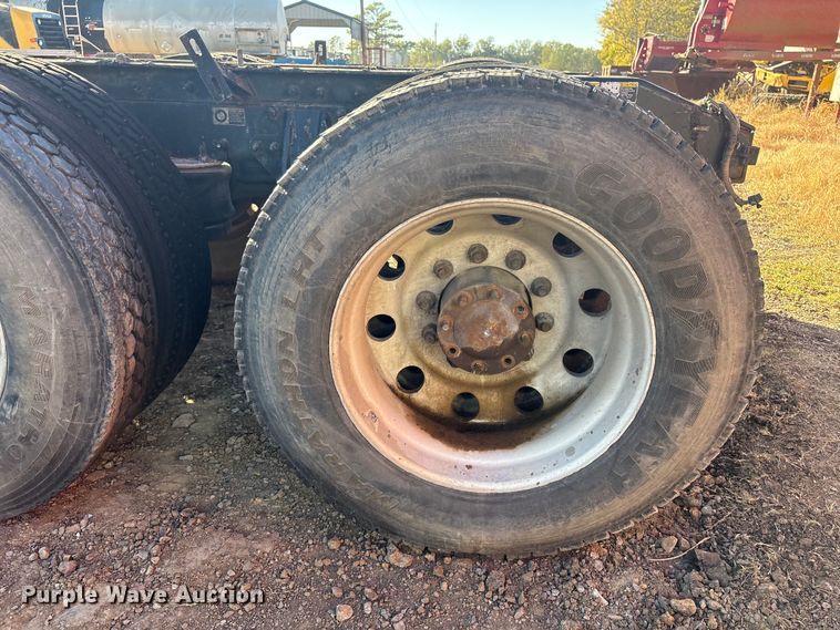 image for item DJ7979 2014 Peterbilt 365 truck cab and chassis