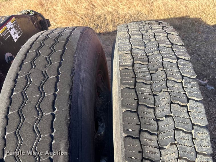 image for item DJ7979 2014 Peterbilt 365 truck cab and chassis