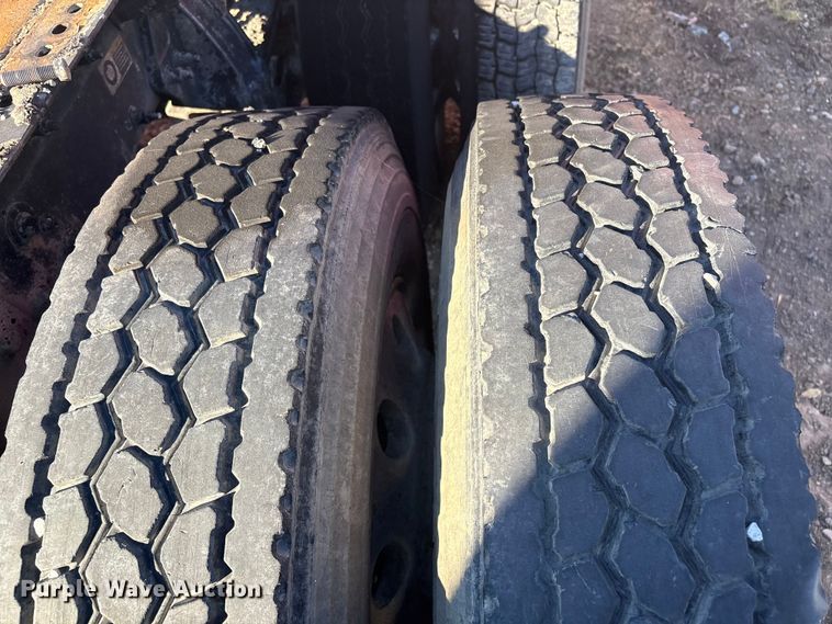 image for item DJ7979 2014 Peterbilt 365 truck cab and chassis