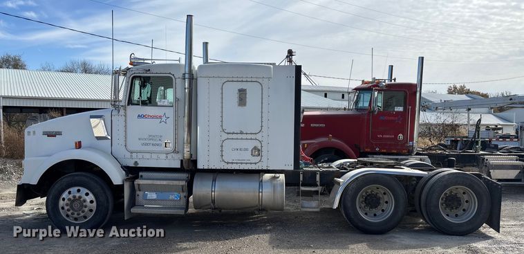 image for item DK0147 1995 Kenworth T800 semi truck