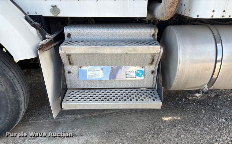 image for item DK0147 1995 Kenworth T800 semi truck