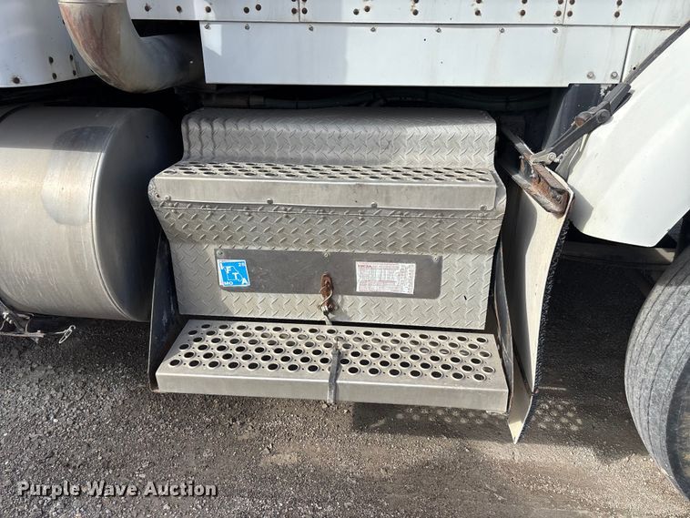 image for item DK0147 1995 Kenworth T800 semi truck