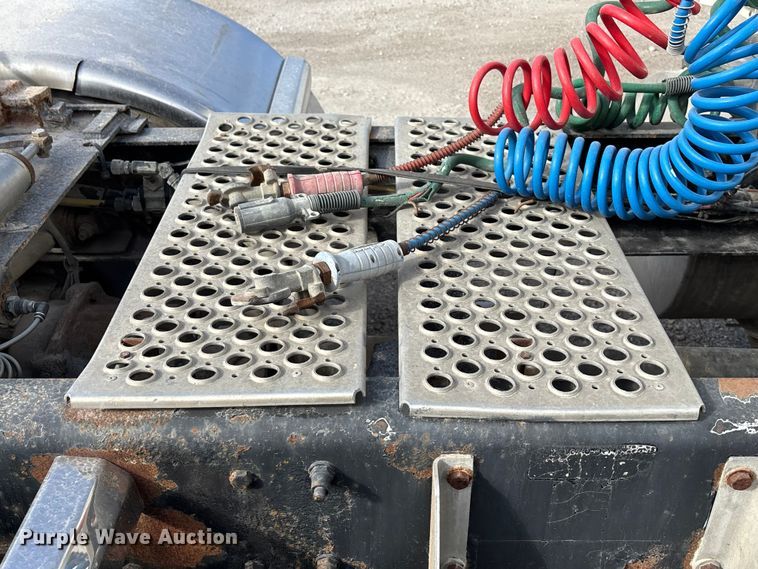 image for item DK0147 1995 Kenworth T800 semi truck