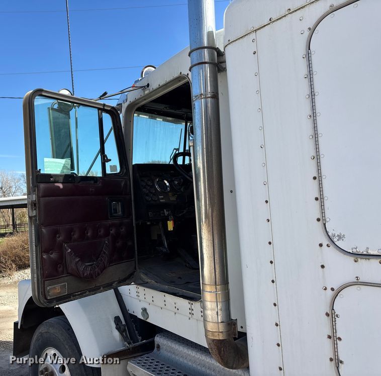 image for item DK0147 1995 Kenworth T800 semi truck