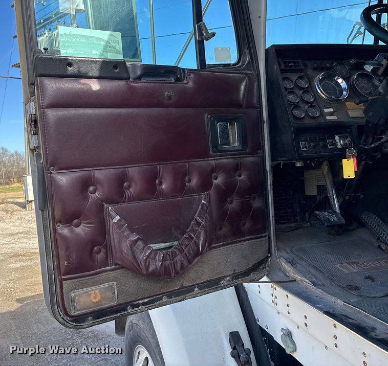 image for item DK0147 1995 Kenworth T800 semi truck