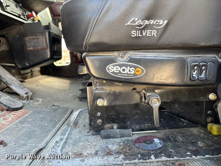 image for item DK0147 1995 Kenworth T800 semi truck