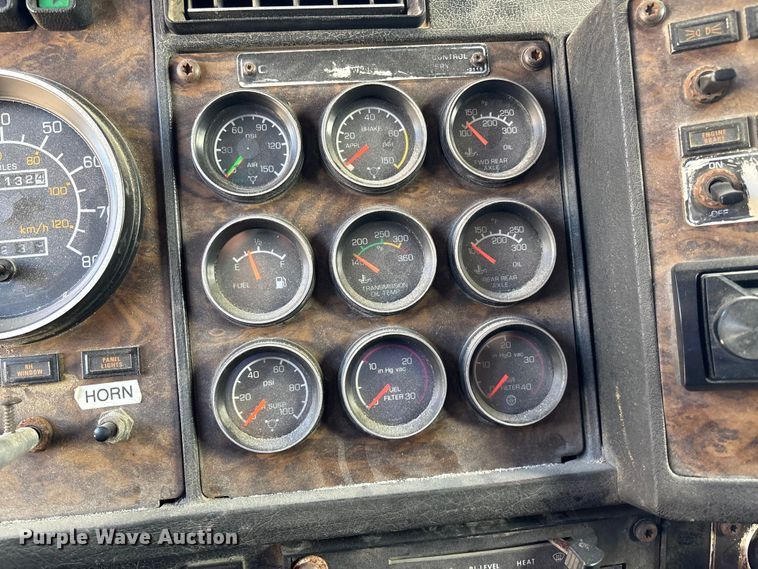 image for item DK0147 1995 Kenworth T800 semi truck