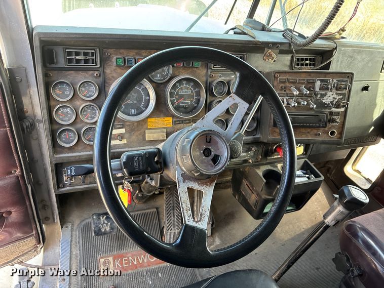 image for item DK0147 1995 Kenworth T800 semi truck