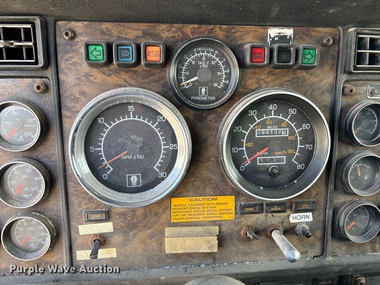 image for item DK0147 1995 Kenworth T800 semi truck