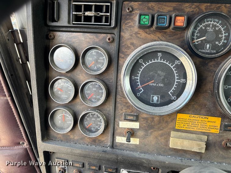 image for item DK0147 1995 Kenworth T800 semi truck